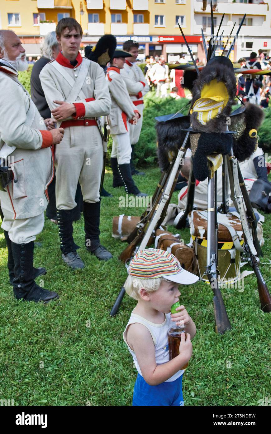 Kinder und Reenactoren in historischen Uniformen auf den Straßen der Stadt vor der Nachstellung der Belagerung von Neiße während des Napoleonkrieges mit Preußen 1807 in Nysa, Polen Stockfoto