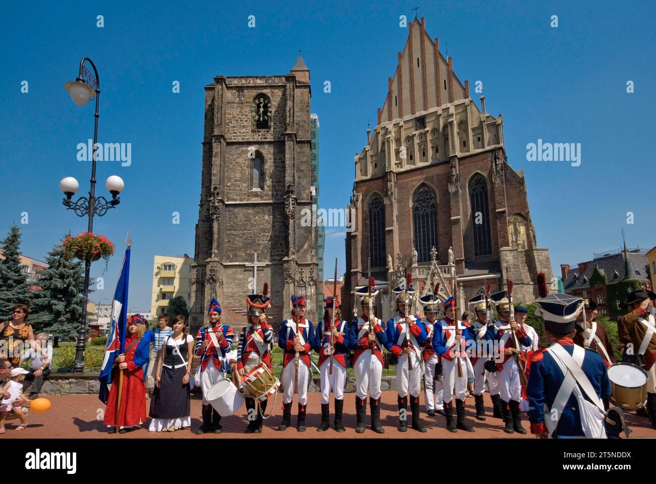 Wiederinszenierungen in historischen Uniformen der napoleonischen Infanterie vor der Nachstellung der Belagerung von Neisse während des Napoleonischen Krieges mit Preußen 1807 in Nysa, Polen Stockfoto