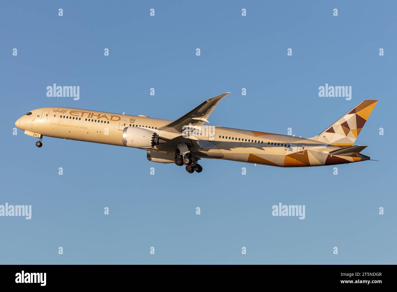 Etihad Airways Boeing 787-10 Dreamliner, Zulassungsnummer A6-BMG, fährt an einem Herbstabend zur goldenen Stunde von einem sonnigen Flughafen London Heathrow aus Stockfoto