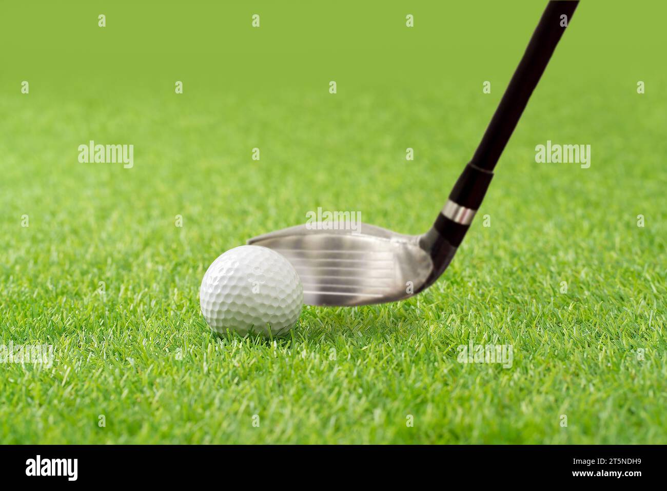 Zugeschnittenes Bild eines Golfspielers, der kurz vor dem Golfball auf dem Fairway steht. Stockfoto