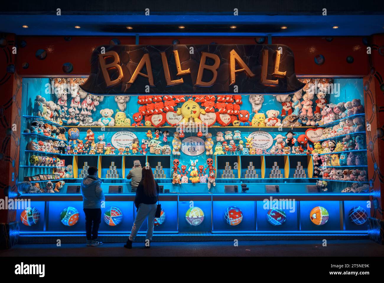 Ballballspiel bei Nacht im Prater Vergnügungspark in Wien, Österreich Stockfoto