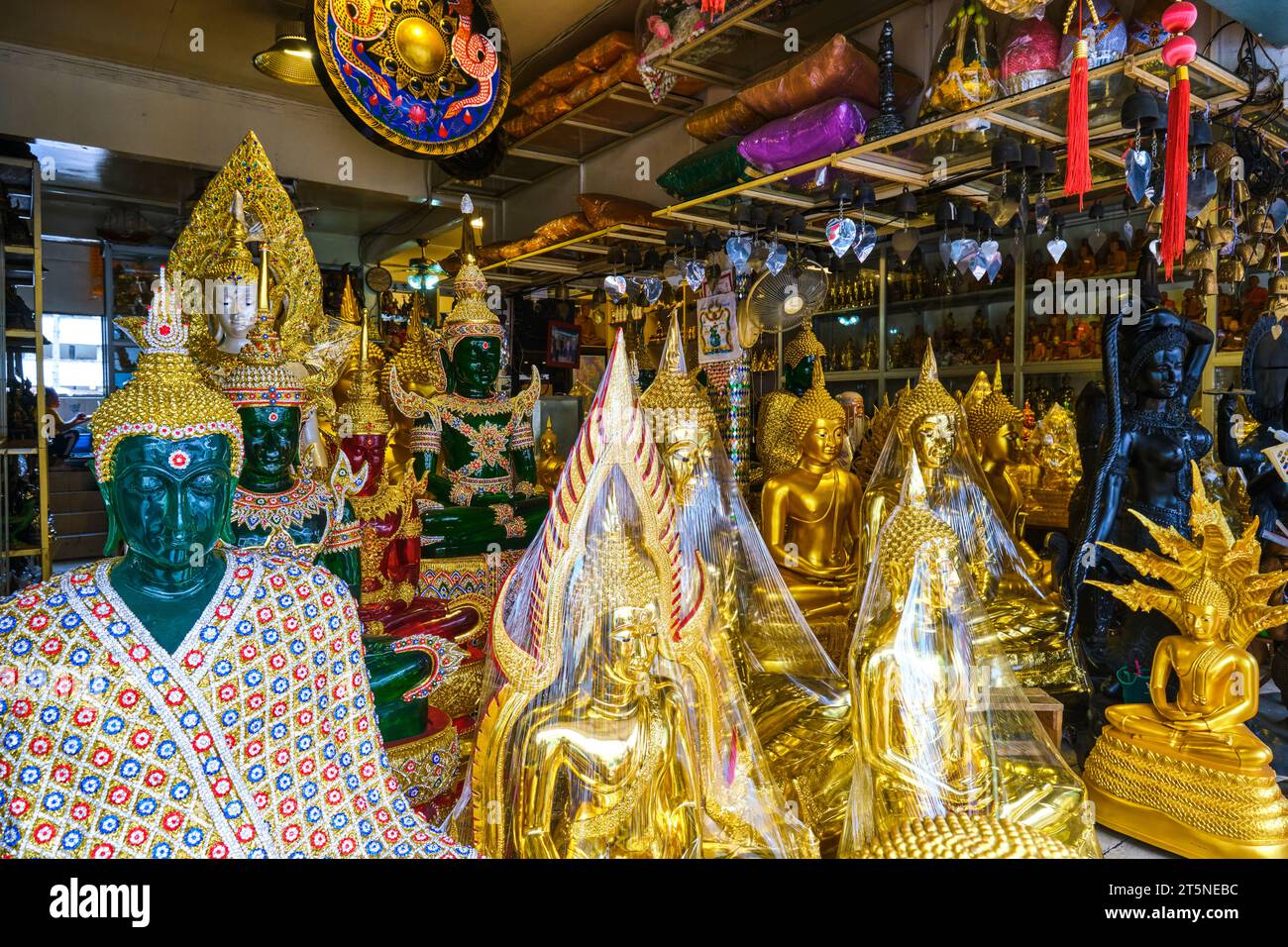 Eine Auswahl großer goldener und jadefarbener Buddhas zum Verkauf, einige davon verpackt. Bei einer religiösen Ikone, Reliquienladen entlang der Bamrung Mueang Road in Bangko Stockfoto