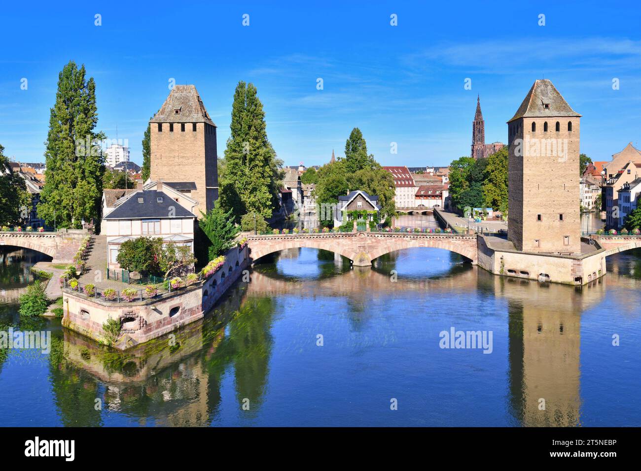 Straßburg, Frankreich: Historischer Turm der Brücke Ponts Couvert als Teil der Verteidigungsanlage, die im 13. Jahrhundert auf der Ill in Petite Franc errichtet wurde Stockfoto