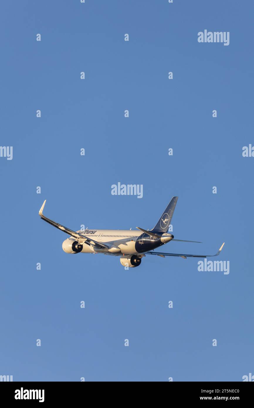 Lufthansa Airbus A320-271N Neo startet am Flughafen London Heathrow an einem schönen, sonnigen Herbstabend zur goldenen Stunde Stockfoto