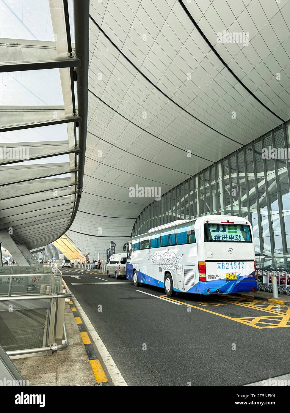 Peking, China, Außenansicht des internationalen Flughafens Beijing Daxing, Vordergebäude, moderne Architektur, Touristenbus, (Architektenkredit: Zaha Hadid) Stockfoto