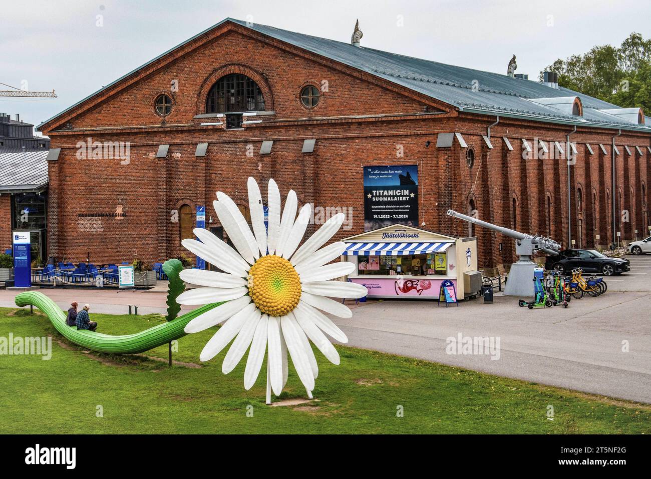 Eine große Sonnenblumenskulptur steht vor dem Eingang des Maritim Museums Forum Marinum in Turku. Das Museum erzaehlt die Geschichte der Finnischen Seefahrt in mehreren Hallen und mit fuenf Museumsschiffen. Foto:Winfried Rothermel *** Eine große Sonnenblumenskulptur steht vor dem Eingang des Maritimen Museums Forum Marinum in Turku das Museum erzählt die Geschichte der finnischen Seefahrt in mehreren Hallen und mit fünf Museumsschiffen Photo Winfried Rothermel Stockfoto