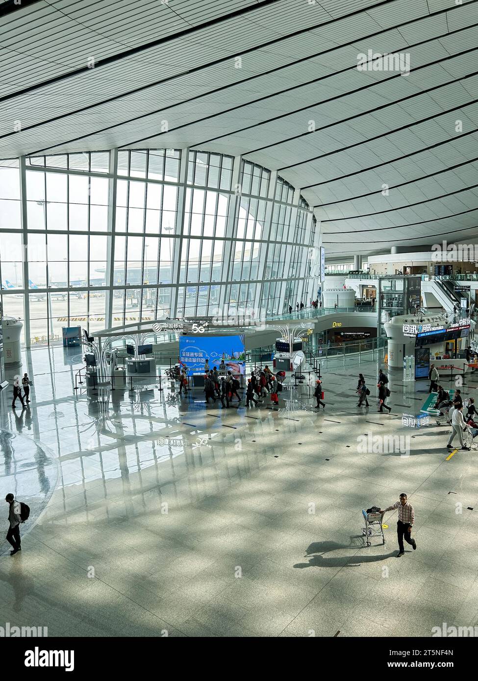Peking, China, Innenansicht des internationalen Flughafens Beijing Daxing, Hochwinkel, Halle Stockfoto