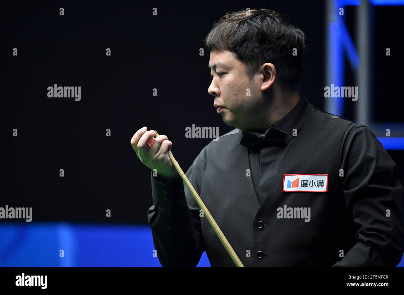 Tianjin. November 2023. Zhang Anda reagierte während des Spiels zwischen Mark Williams aus Wales und Zhang Anda aus China bei der Snooker-Weltmeisterschaft 2023 in der nordchinesischen Gemeinde Tianjin am 6. November 2023. Quelle: Li Ran/Xinhua/Alamy Live News Stockfoto