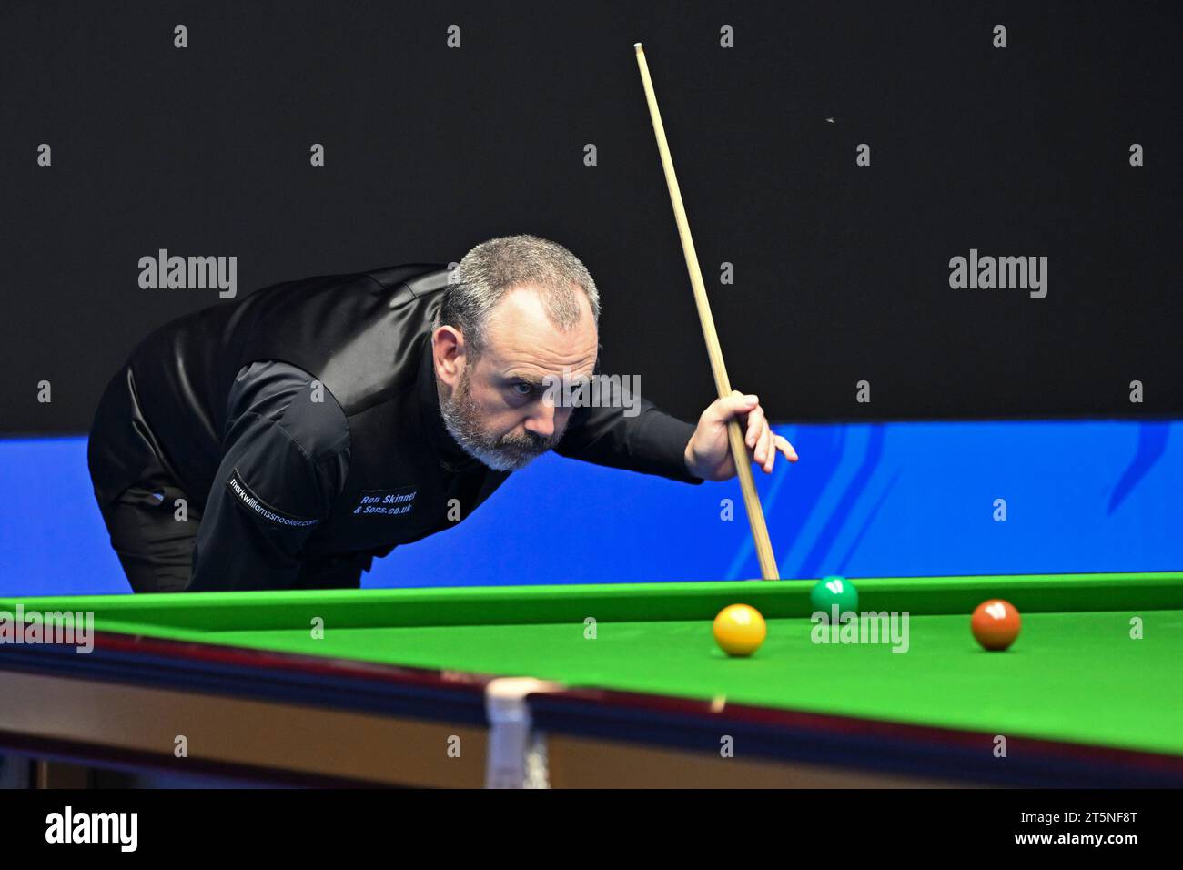 Tianjin. November 2023. Mark Williams blickt auf das Spiel zwischen Mark Williams aus Wales und Zhang Anda aus China bei der Snooker-Weltmeisterschaft 2023 in der nordchinesischen Gemeinde Tianjin am 6. November 2023. Quelle: Li Ran/Xinhua/Alamy Live News Stockfoto