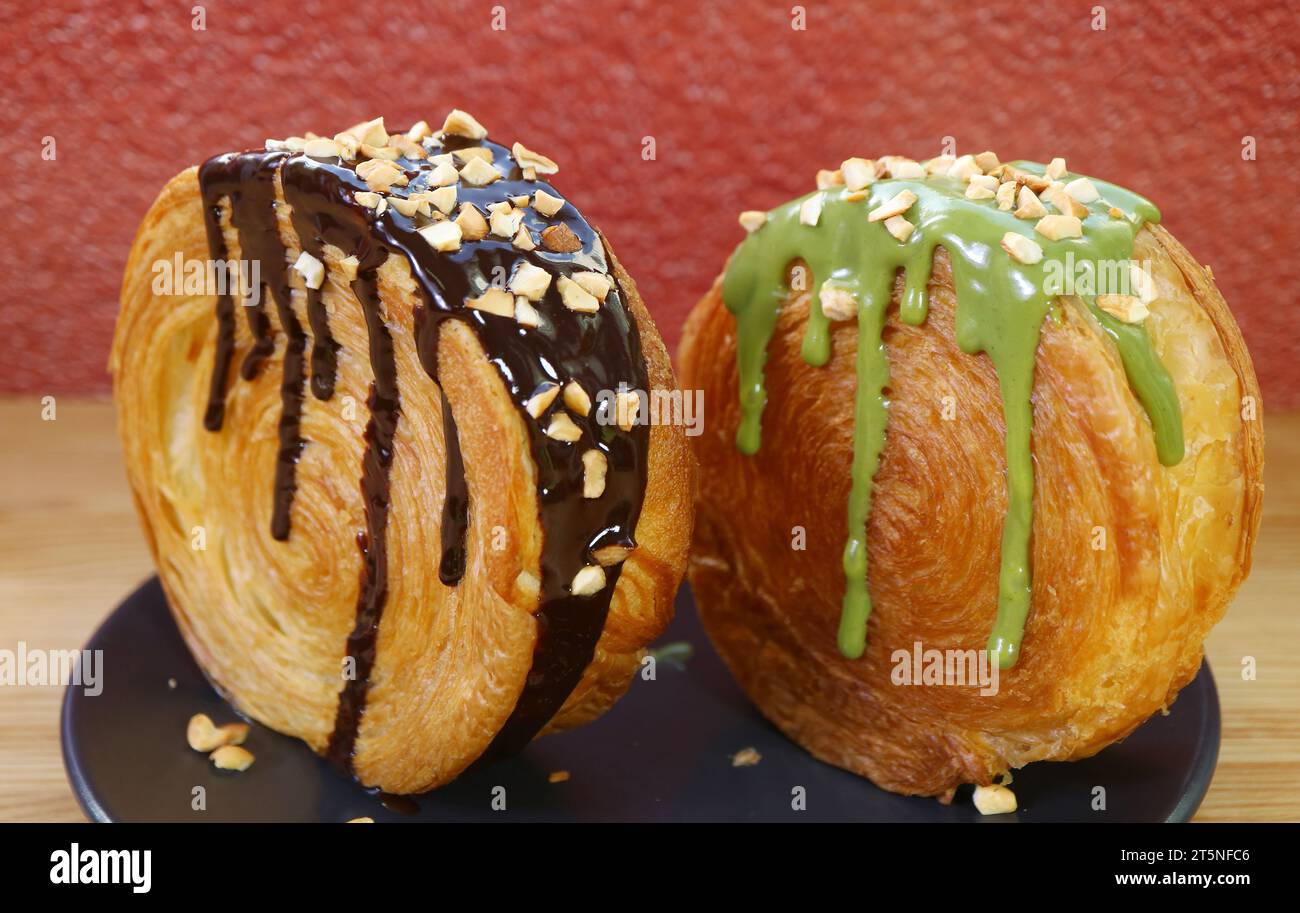 Ein PIR aus Circle Shaped Supreme Croissants mit Schokolade und Pistazienganache Stockfoto