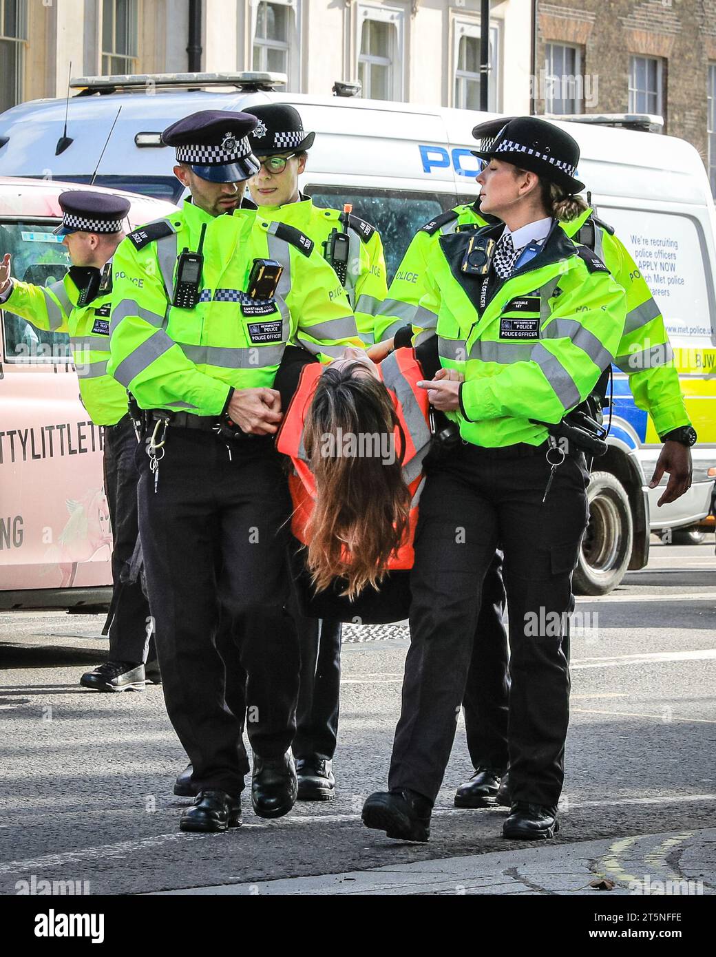 London, Großbritannien. November 2023. Demonstranten von Just Stop Oil blockieren Teile der Straße auf Whitehall in der Nähe des Cenotaph und der Downing Street in einem Sit in (von einigen als „sterben in“ bezeichnet) Protest. Diejenigen, die den Protest fortsetzen, werden dann von Polizisten weggebracht und in Polizeiwagen gebracht, wo mehrere verhaftet werden und auf mögliche Anklagen warten. Quelle: Imageplotter/Alamy Live News Stockfoto