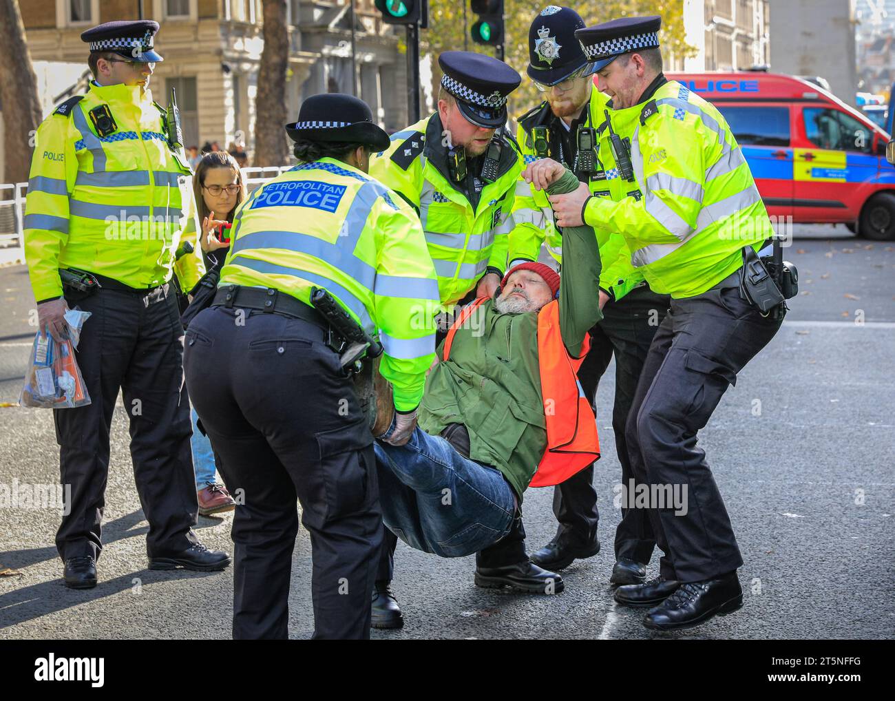 London, Großbritannien. November 2023. Demonstranten von Just Stop Oil blockieren Teile der Straße auf Whitehall in der Nähe des Cenotaph und der Downing Street in einem Sit in (von einigen als „sterben in“ bezeichnet) Protest. Diejenigen, die den Protest fortsetzen, werden dann von Polizisten weggebracht und in Polizeiwagen gebracht, wo mehrere verhaftet werden und auf mögliche Anklagen warten. Quelle: Imageplotter/Alamy Live News Stockfoto