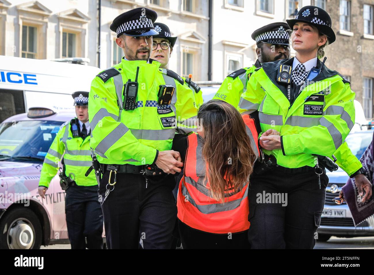London, Großbritannien. November 2023. Demonstranten von Just Stop Oil blockieren Teile der Straße auf Whitehall in der Nähe des Cenotaph und der Downing Street in einem Sit in (von einigen als „sterben in“ bezeichnet) Protest. Diejenigen, die den Protest fortsetzen, werden dann von Polizisten weggebracht und in Polizeiwagen gebracht, wo mehrere verhaftet werden und auf mögliche Anklagen warten. Quelle: Imageplotter/Alamy Live News Stockfoto