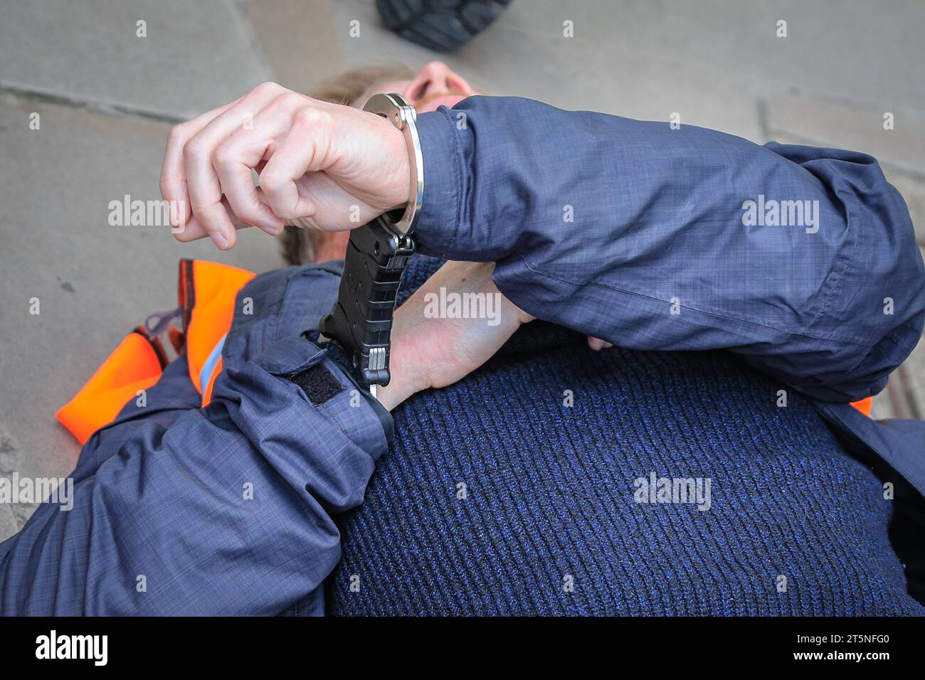 London, Großbritannien. November 2023. Demonstranten von Just Stop Oil blockieren Teile der Straße auf Whitehall in der Nähe des Cenotaph und der Downing Street in einem Sit in (von einigen als „sterben in“ bezeichnet) Protest. Diejenigen, die den Protest fortsetzen, werden dann von Polizisten weggebracht und in Polizeiwagen gebracht, wo mehrere verhaftet werden und auf mögliche Anklagen warten. Quelle: Imageplotter/Alamy Live News Stockfoto