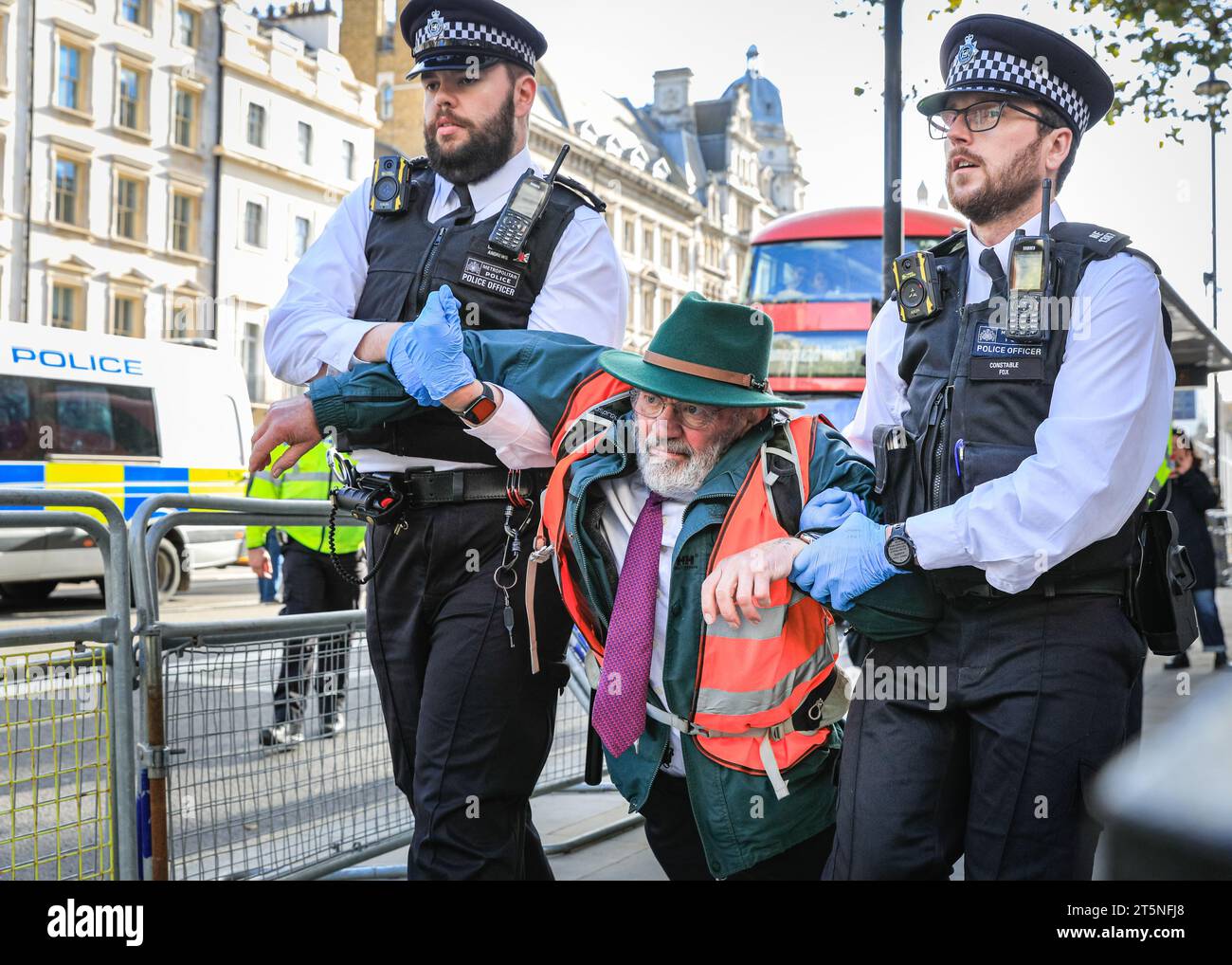 London, Großbritannien. November 2023. Demonstranten von Just Stop Oil blockieren Teile der Straße auf Whitehall in der Nähe des Cenotaph und der Downing Street in einem Sit in (von einigen als „sterben in“ bezeichnet) Protest. Diejenigen, die den Protest fortsetzen, werden dann von Polizisten weggebracht und in Polizeiwagen gebracht, wo mehrere verhaftet werden und auf mögliche Anklagen warten. Quelle: Imageplotter/Alamy Live News Stockfoto