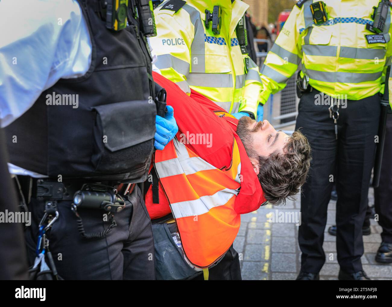 London, Großbritannien. November 2023. Demonstranten von Just Stop Oil blockieren Teile der Straße auf Whitehall in der Nähe des Cenotaph und der Downing Street in einem Sit in (von einigen als „sterben in“ bezeichnet) Protest. Diejenigen, die den Protest fortsetzen, werden dann von Polizisten weggebracht und in Polizeiwagen gebracht, wo mehrere verhaftet werden und auf mögliche Anklagen warten. Quelle: Imageplotter/Alamy Live News Stockfoto