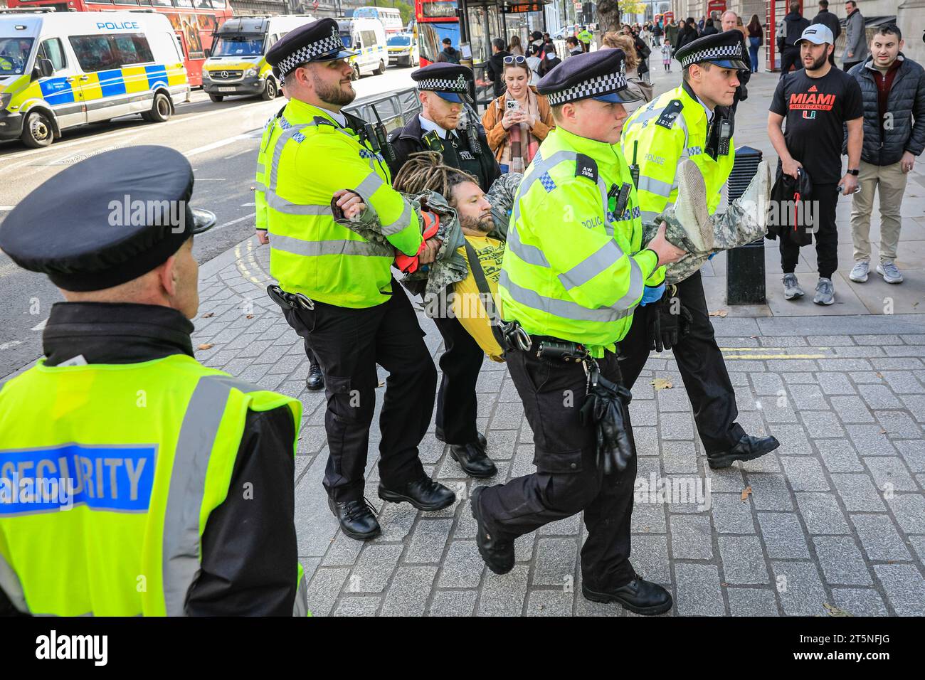 London, Großbritannien. November 2023. Demonstranten von Just Stop Oil blockieren Teile der Straße auf Whitehall in der Nähe des Cenotaph und der Downing Street in einem Sit in (von einigen als „sterben in“ bezeichnet) Protest. Diejenigen, die den Protest fortsetzen, werden dann von Polizisten weggebracht und in Polizeiwagen gebracht, wo mehrere verhaftet werden und auf mögliche Anklagen warten. Quelle: Imageplotter/Alamy Live News Stockfoto
