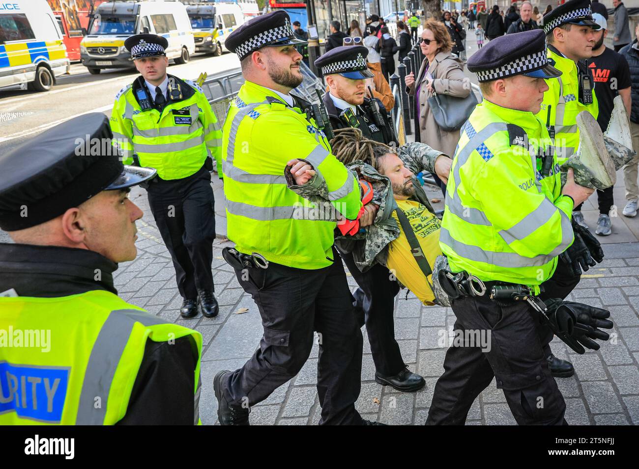 London, Großbritannien. November 2023. Demonstranten von Just Stop Oil blockieren Teile der Straße auf Whitehall in der Nähe des Cenotaph und der Downing Street in einem Sit in (von einigen als „sterben in“ bezeichnet) Protest. Diejenigen, die den Protest fortsetzen, werden dann von Polizisten weggebracht und in Polizeiwagen gebracht, wo mehrere verhaftet werden und auf mögliche Anklagen warten. Quelle: Imageplotter/Alamy Live News Stockfoto
