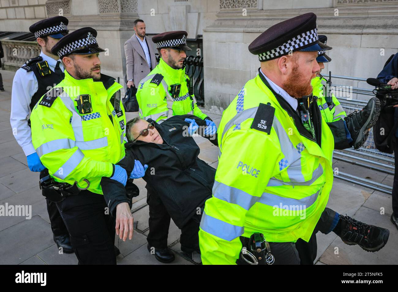 London, Großbritannien. November 2023. Demonstranten von Just Stop Oil blockieren Teile der Straße auf Whitehall in der Nähe des Cenotaph und der Downing Street in einem Sit in (von einigen als „sterben in“ bezeichnet) Protest. Diejenigen, die den Protest fortsetzen, werden dann von Polizisten weggebracht und in Polizeiwagen gebracht, wo mehrere verhaftet werden und auf mögliche Anklagen warten. Quelle: Imageplotter/Alamy Live News Stockfoto