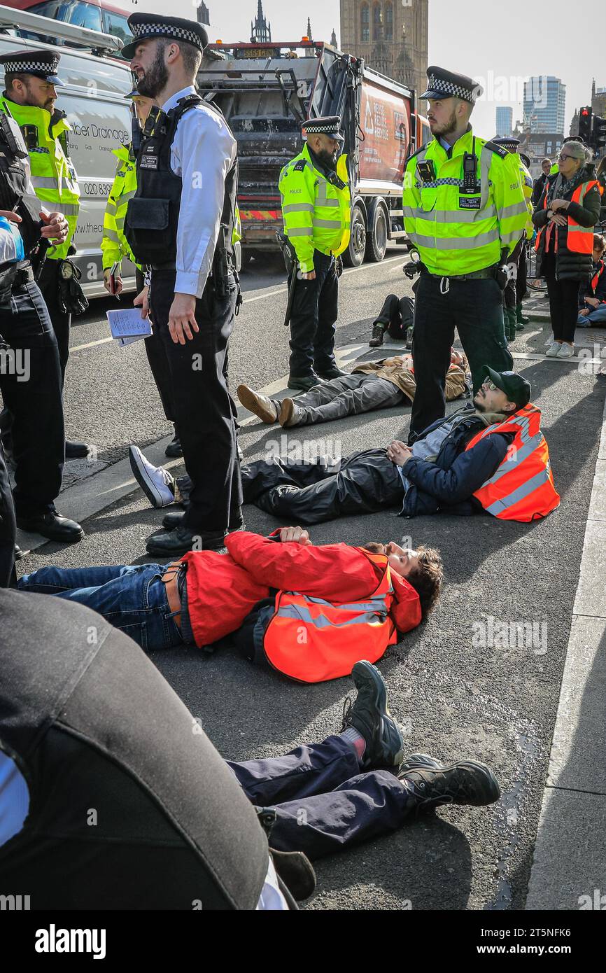 London, Großbritannien. November 2023. Demonstranten von Just Stop Oil blockieren Teile der Straße auf Whitehall in der Nähe des Cenotaph und der Downing Street in einem Sit in (von einigen als „sterben in“ bezeichnet) Protest. Diejenigen, die den Protest fortsetzen, werden dann von Polizisten weggebracht und in Polizeiwagen gebracht, wo mehrere verhaftet werden und auf mögliche Anklagen warten. Quelle: Imageplotter/Alamy Live News Stockfoto