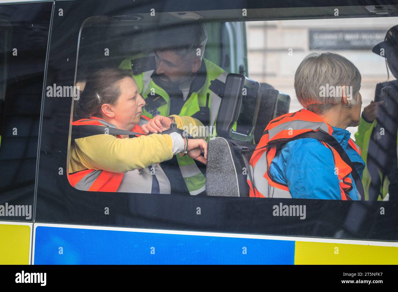 London, Großbritannien. November 2023. Demonstranten von Just Stop Oil blockieren Teile der Straße auf Whitehall in der Nähe des Cenotaph und der Downing Street in einem Sit in (von einigen als „sterben in“ bezeichnet) Protest. Diejenigen, die den Protest fortsetzen, werden dann von Polizisten weggebracht und in Polizeiwagen gebracht, wo mehrere verhaftet werden und auf mögliche Anklagen warten. Quelle: Imageplotter/Alamy Live News Stockfoto