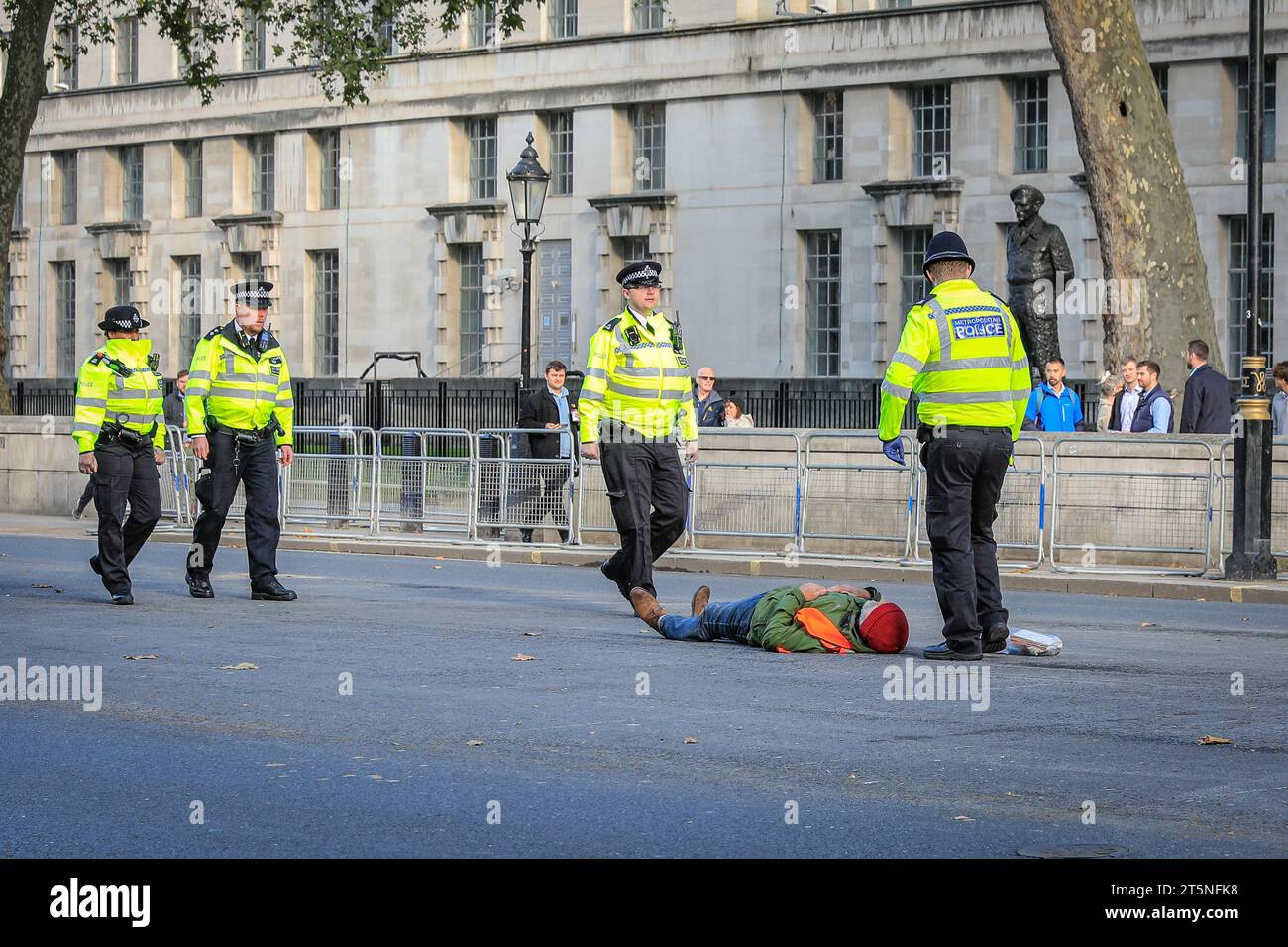 London, Großbritannien. November 2023. Demonstranten von Just Stop Oil blockieren Teile der Straße auf Whitehall in der Nähe des Cenotaph und der Downing Street in einem Sit in (von einigen als „sterben in“ bezeichnet) Protest. Diejenigen, die den Protest fortsetzen, werden dann von Polizisten weggebracht und in Polizeiwagen gebracht, wo mehrere verhaftet werden und auf mögliche Anklagen warten. Quelle: Imageplotter/Alamy Live News Stockfoto