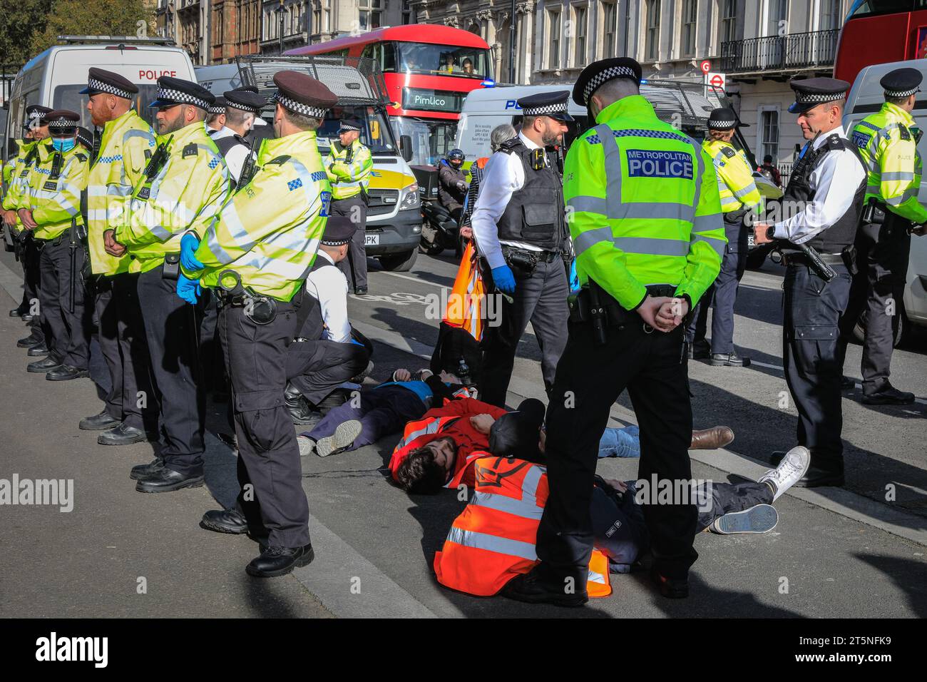 London, Großbritannien. November 2023. Demonstranten von Just Stop Oil blockieren Teile der Straße auf Whitehall in der Nähe des Cenotaph und der Downing Street in einem Sit in (von einigen als „sterben in“ bezeichnet) Protest. Diejenigen, die den Protest fortsetzen, werden dann von Polizisten weggebracht und in Polizeiwagen gebracht, wo mehrere verhaftet werden und auf mögliche Anklagen warten. Quelle: Imageplotter/Alamy Live News Stockfoto