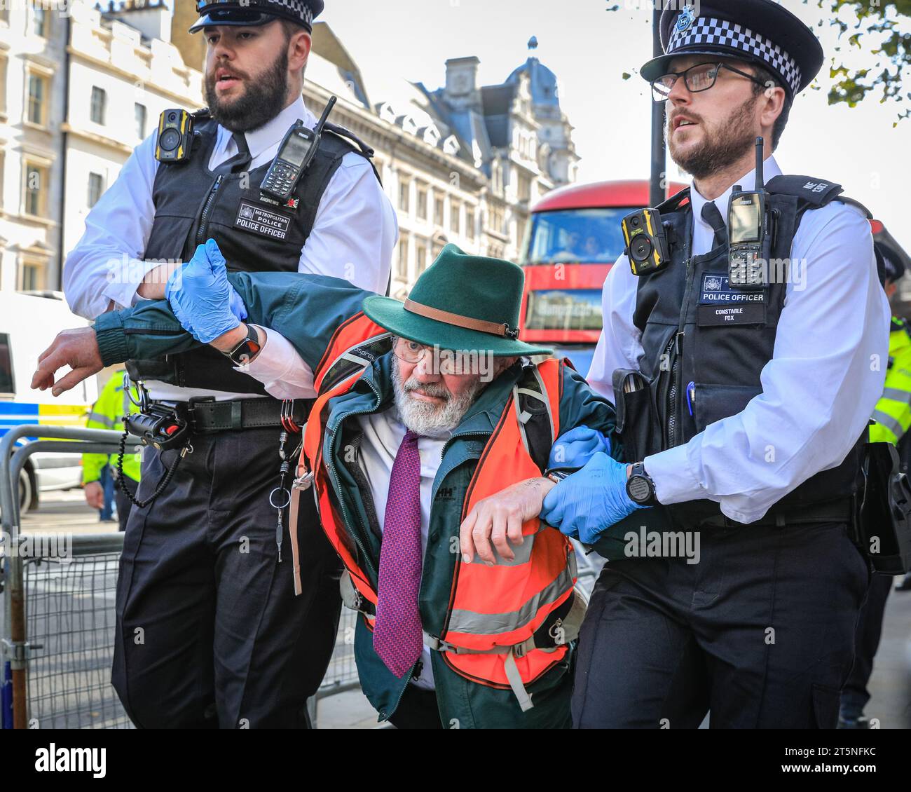 London, Großbritannien. November 2023. Demonstranten von Just Stop Oil blockieren Teile der Straße auf Whitehall in der Nähe des Cenotaph und der Downing Street in einem Sit in (von einigen als „sterben in“ bezeichnet) Protest. Diejenigen, die den Protest fortsetzen, werden dann von Polizisten weggebracht und in Polizeiwagen gebracht, wo mehrere verhaftet werden und auf mögliche Anklagen warten. Quelle: Imageplotter/Alamy Live News Stockfoto
