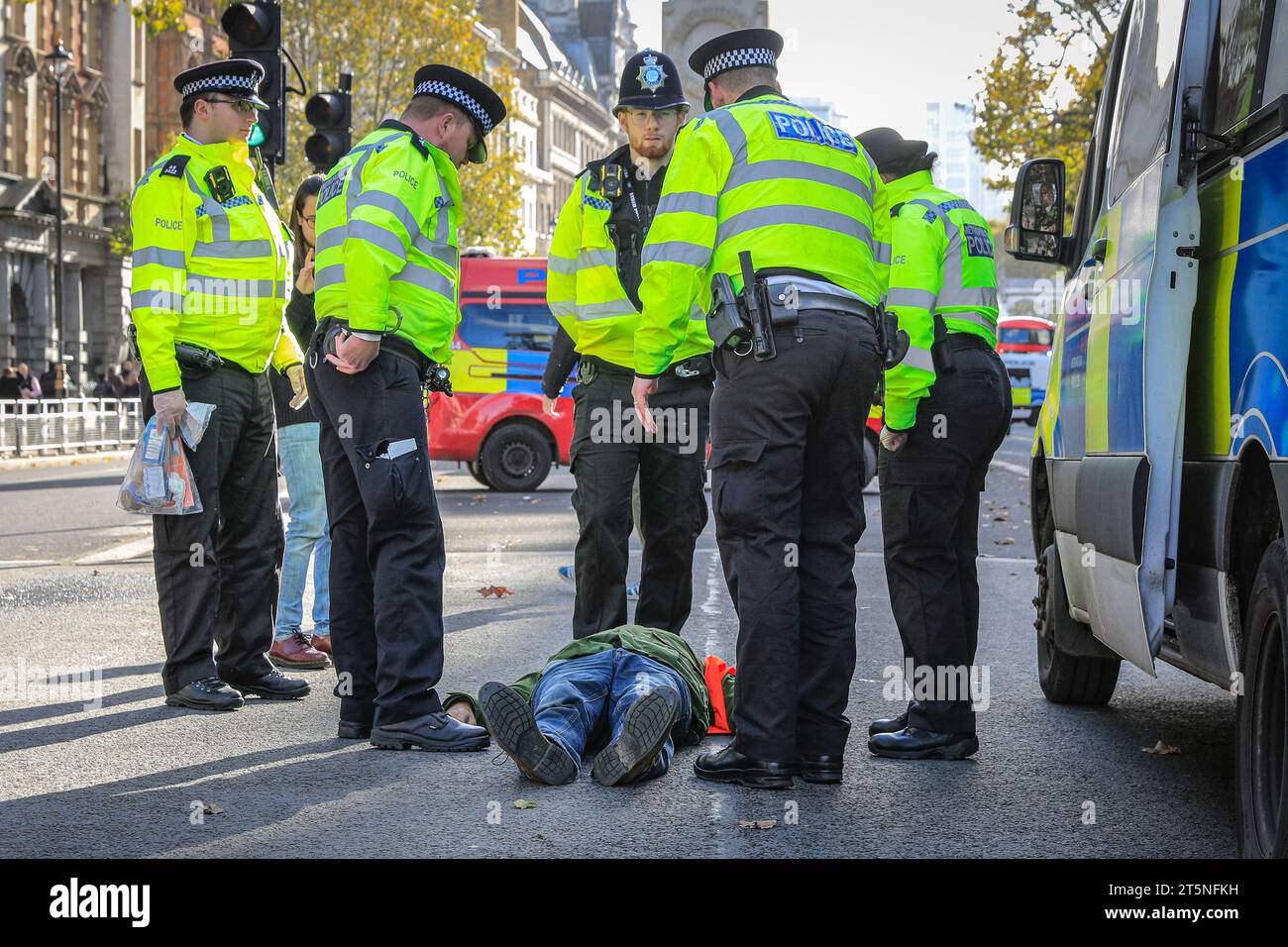 London, Großbritannien. November 2023. Demonstranten von Just Stop Oil blockieren Teile der Straße auf Whitehall in der Nähe des Cenotaph und der Downing Street in einem Sit in (von einigen als „sterben in“ bezeichnet) Protest. Diejenigen, die den Protest fortsetzen, werden dann von Polizisten weggebracht und in Polizeiwagen gebracht, wo mehrere verhaftet werden und auf mögliche Anklagen warten. Quelle: Imageplotter/Alamy Live News Stockfoto