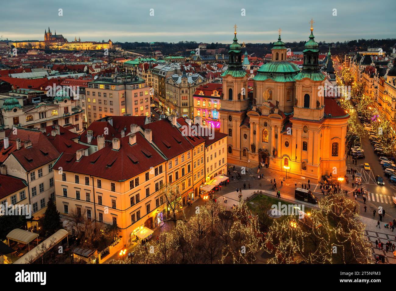 Blick von oben auf die Gebäude und Straßen, die für die Weihnachtsfeiertage in Prag, Tschechien, beleuchtet sind. Stockfoto