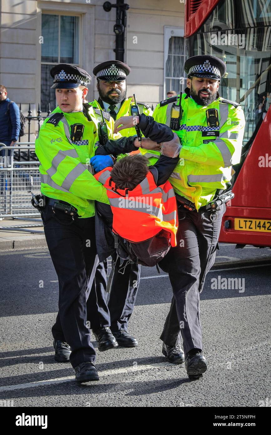London, Großbritannien. November 2023. Demonstranten von Just Stop Oil blockieren Teile der Straße auf Whitehall in der Nähe des Cenotaph und der Downing Street in einem Sit in (von einigen als „sterben in“ bezeichnet) Protest. Diejenigen, die den Protest fortsetzen, werden dann von Polizisten weggebracht und in Polizeiwagen gebracht, wo mehrere verhaftet werden und auf mögliche Anklagen warten. Quelle: Imageplotter/Alamy Live News Stockfoto