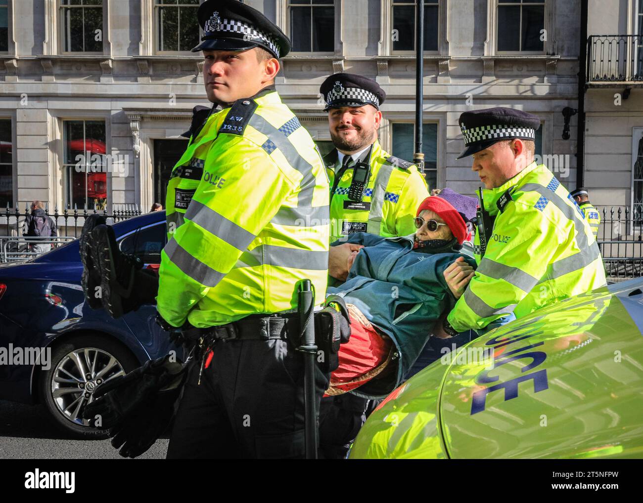 London, Großbritannien. November 2023. Demonstranten von Just Stop Oil blockieren Teile der Straße auf Whitehall in der Nähe des Cenotaph und der Downing Street in einem Sit in (von einigen als „sterben in“ bezeichnet) Protest. Diejenigen, die den Protest fortsetzen, werden dann von Polizisten weggebracht und in Polizeiwagen gebracht, wo mehrere verhaftet werden und auf mögliche Anklagen warten. Quelle: Imageplotter/Alamy Live News Stockfoto