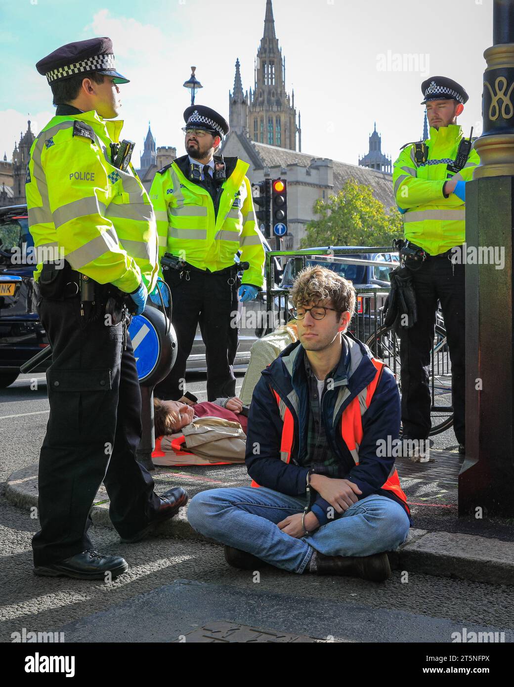 London, Großbritannien. November 2023. Demonstranten von Just Stop Oil blockieren Teile der Straße auf Whitehall in der Nähe des Cenotaph und der Downing Street in einem Sit in (von einigen als „sterben in“ bezeichnet) Protest. Diejenigen, die den Protest fortsetzen, werden dann von Polizisten weggebracht und in Polizeiwagen gebracht, wo mehrere verhaftet werden und auf mögliche Anklagen warten. Quelle: Imageplotter/Alamy Live News Stockfoto