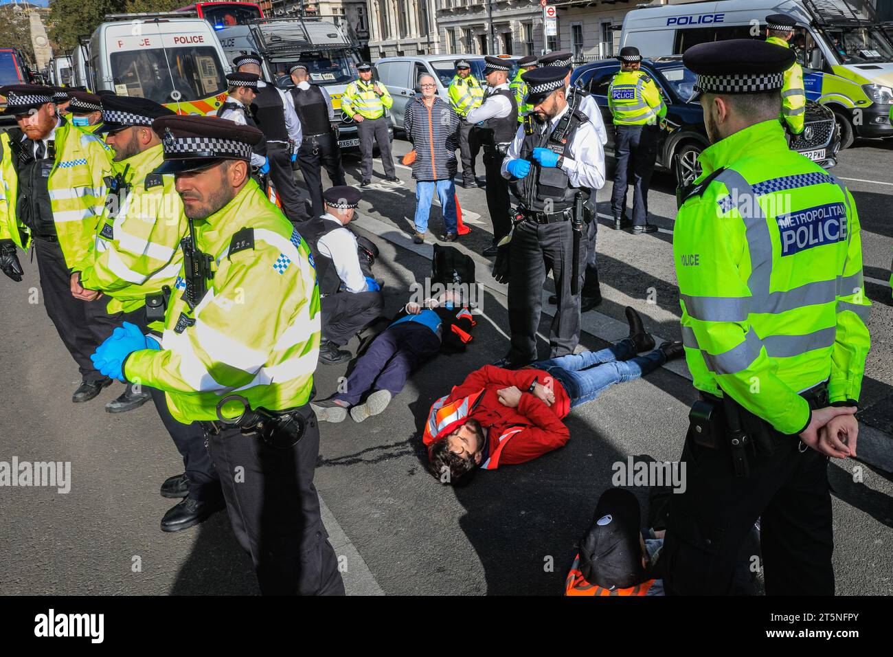 London, Großbritannien. November 2023. Demonstranten von Just Stop Oil blockieren Teile der Straße auf Whitehall in der Nähe des Cenotaph und der Downing Street in einem Sit in (von einigen als „sterben in“ bezeichnet) Protest. Diejenigen, die den Protest fortsetzen, werden dann von Polizisten weggebracht und in Polizeiwagen gebracht, wo mehrere verhaftet werden und auf mögliche Anklagen warten. Quelle: Imageplotter/Alamy Live News Stockfoto