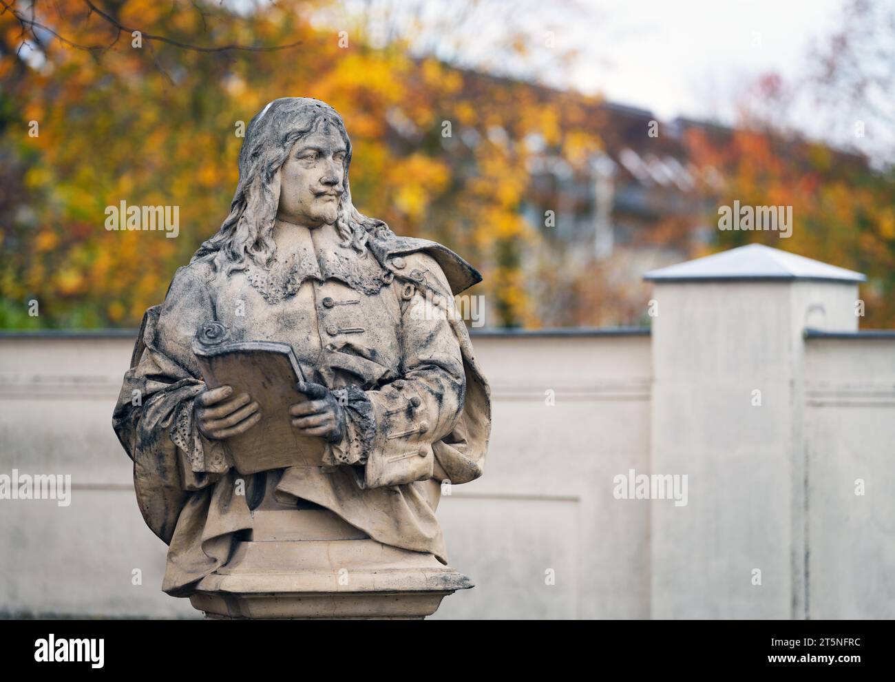 Oranienburg, Deutschland. November 2023. Die restaurierte Terrakotta-Büste des Reichsgrafen Otto von Schwerin steht unweit des Schlosses in der Nähe des Blumethalhauses. Der kaiserliche Fürst lebte von 1616 bis 1679 und war Oranienburgs erster Gouverneur und enger Vertrauter der Stadtgründerin Louise Henriette. Als Oberpräsident des Geheimrats bekleidete Schwerin ab 1658 die höchste Position in der brandenburgischen Regierung nach dem Kurfürsten. Quelle: Soeren Stache/dpa/ZB/dpa/Alamy Live News Stockfoto