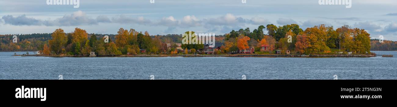 Panorama einer typisch schwedischen Insel in der Stockholmer Grafschaft, mit Herbstfarben. Stockfoto