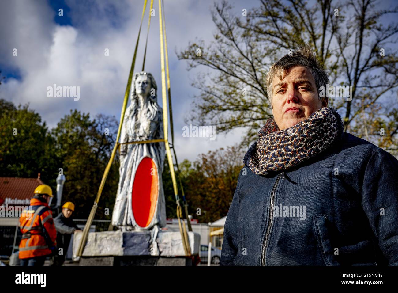 ROTTERDAM - Künstlerin Anne Wenzel am neuen Razzia-Denkmal für die 52.000 Einwohner von Rotterdam und Schiedam, die am 10. Und 11. November 1944 von der deutschen Besatzung deportiert wurden, um Zwangsarbeit zu leisten. ANP ROBIN UTRECHT niederlande raus - belgien raus Stockfoto