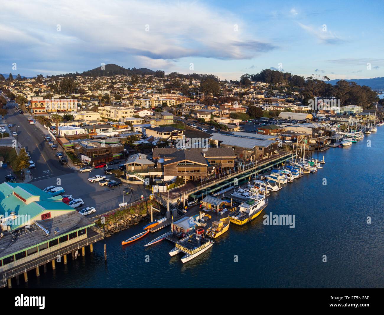 Die Stadt Morro Bay, Kalifornien, von der Bucht aus gesehen, bei Sonnenuntergang. Stockfoto
