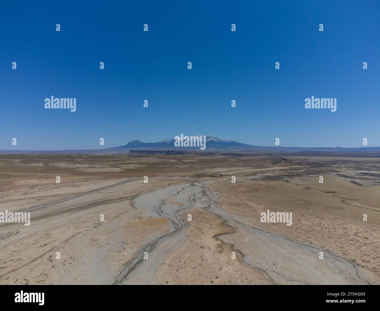 Utah, USA, bietet einen Blick auf trockene Landschaften und eine isolierte schneebedeckte Bergkette Stockfoto