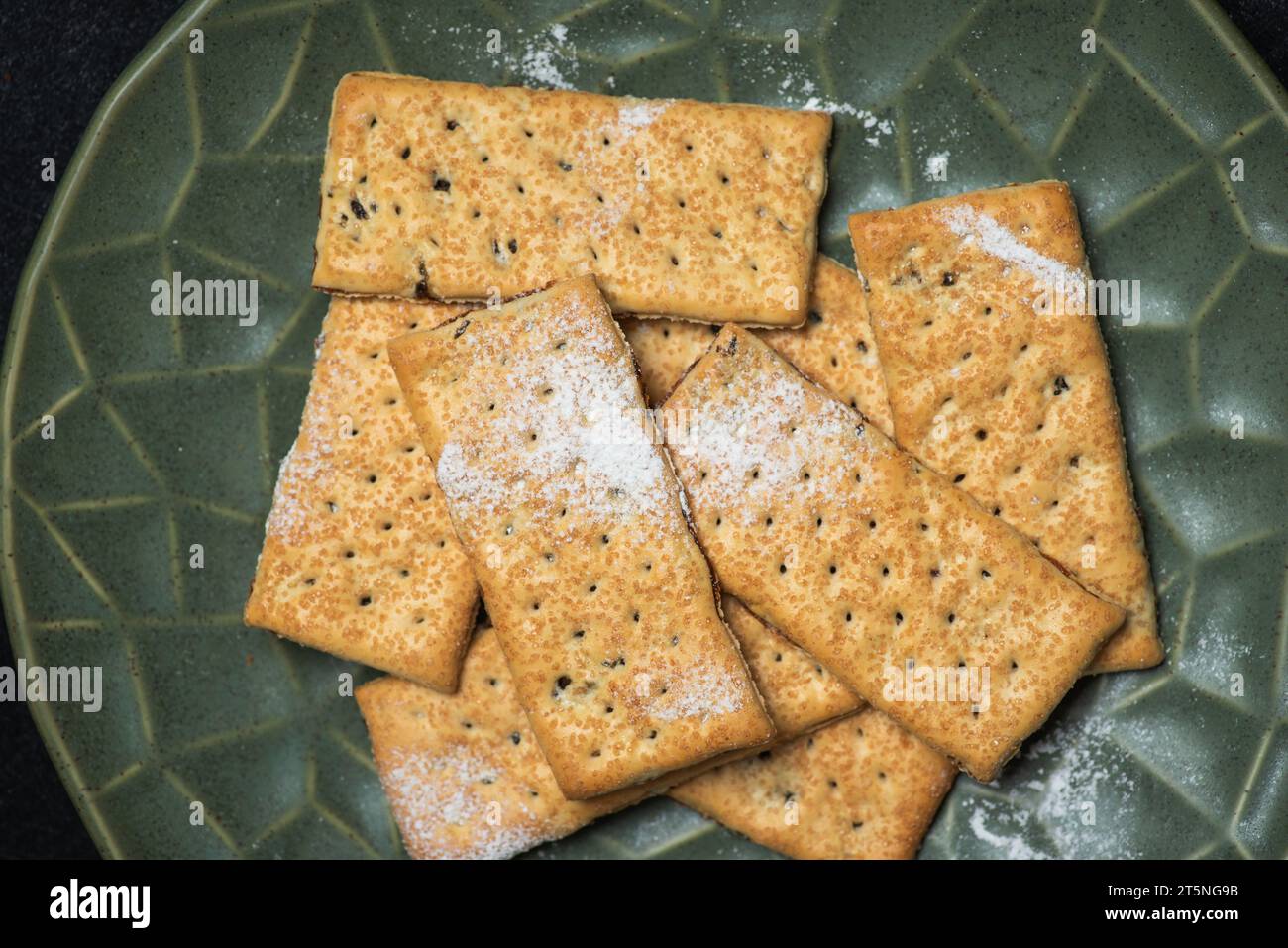 Süße Energieriegel mit Apfel und Zimt auf blaugrauem Hintergrund. Draufsicht. Stockfoto