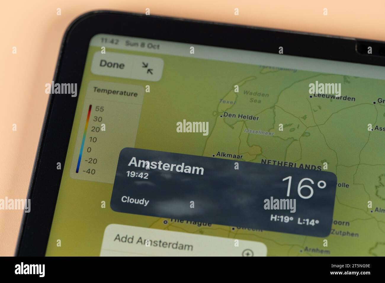 New York, USA – 8. Oktober 2023: Überprüfung der Temperatur in Amsterdam City mit der Online-App ipad Tablet-Bildschirm Nahansicht Stockfoto