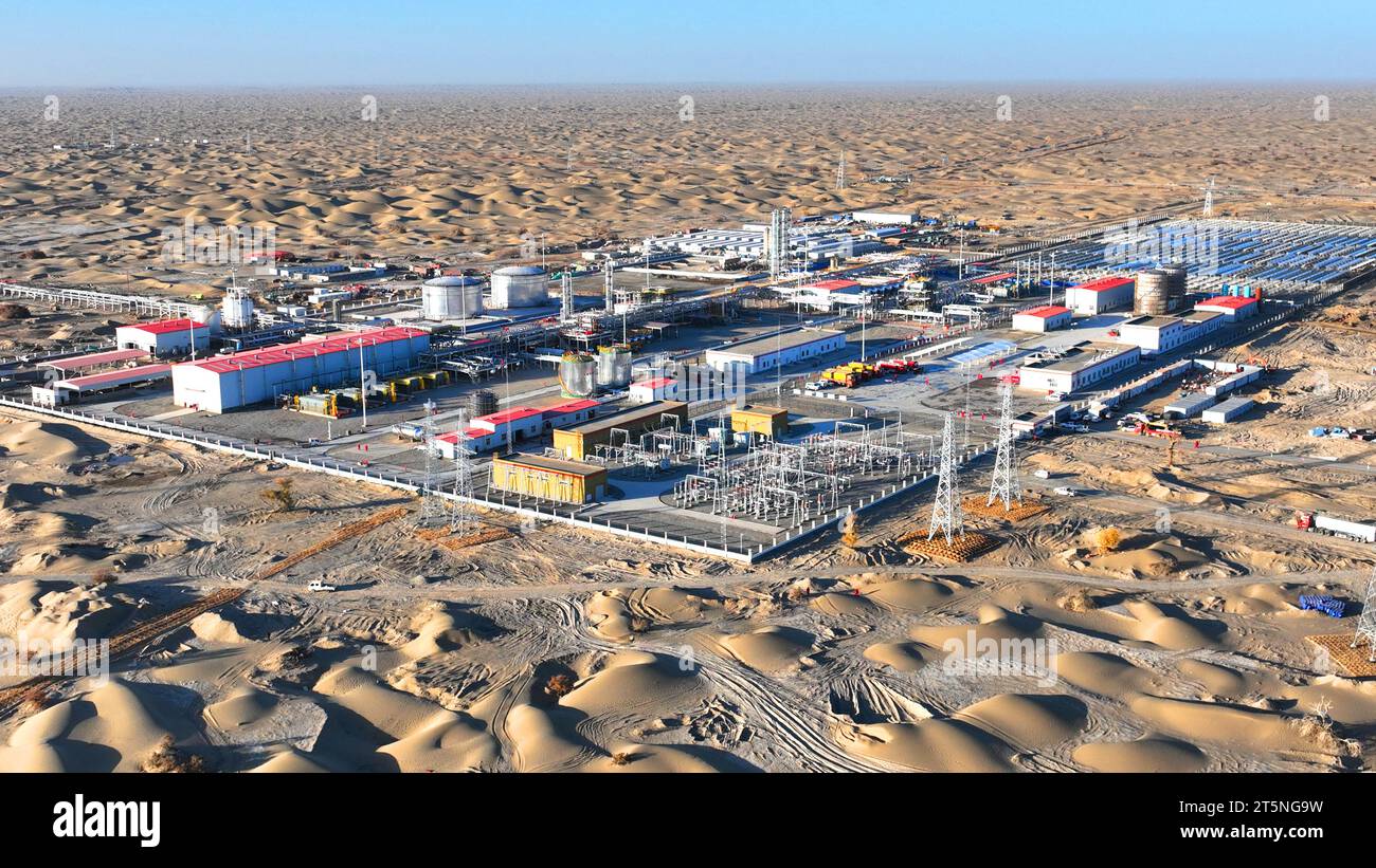 Ürümqi. November 2023. Dieses Luftbild, das am 4. November 2023 aufgenommen wurde, zeigt eine große Gas- und Ölaufbereitungsstation im Ölfeld Fuman in der autonomen Region Xinjiang Uygur im Nordwesten Chinas. UM MIT 'Großprojekt in Chinas größtem ultra-tiefen Ölfeld startet Operation' zu beginnen, Credit: Chen Shibing/Xinhua/Alamy Live News Stockfoto