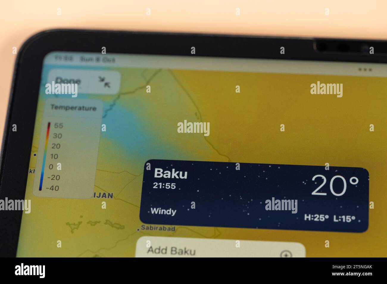 New York, USA - 8. Oktober 2023: Überprüfung der Temperatur in Baku City mit der Online-App ipad Tablet-Bildschirm Nahansicht Stockfoto