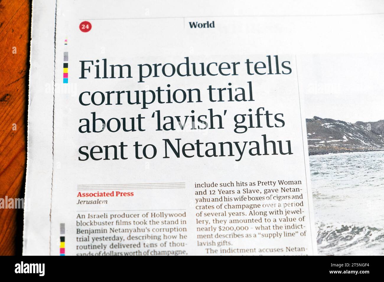 „Filmproduzent erzählt Korruptionsverfahren über „verschwenderische“ Geschenke, die an Netanjahu gesendet wurden“ Guardian-Zeitung, Schlagzeile Israel PM artikel 26 Juli 2023 London Großbritannien Stockfoto