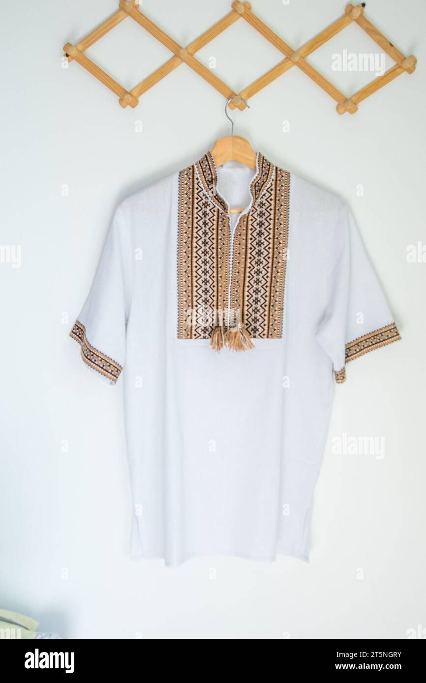 Ukrainisches Hemd mit Stickerei. Braunes Beige und weißer schwarzer Hintergrund. Vyshyvanka Symbol der Ukraine. Kreuzstitmuster. Ukrainischer Nationalstich. Traditionelle Kleidung. Stockfoto