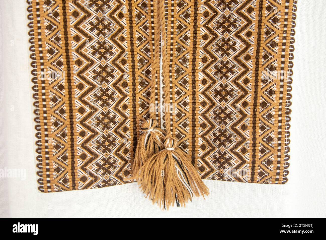 Ukrainisches Hemd mit Stickerei. Braunes Beige und weißer schwarzer Hintergrund. Vyshyvanka Symbol der Ukraine. Kreuzstitmuster. Ukrainischer Nationalstich. Traditionelle Kleidung. Stockfoto