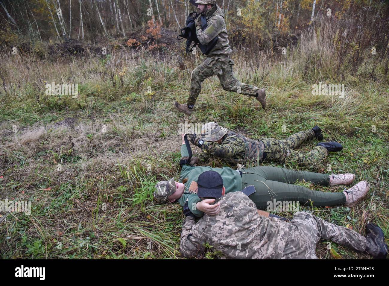 Lviv, Ukraine. Oktober 2023. Die Teilnehmer der militärischen Ausbildung für die Zivilbevölkerung lernen erste Hilfe im Falle von Verletzungen zu leisten und die Evakuierung der Verwundeten zu üben. Die Organisation „Right Sector“ führte aufgrund des russisch-ukrainischen Krieges regelmäßige Schulungen für die Zivilbevölkerung durch. Das Training selbst dauerte mehrere Tage. Alle Teilnehmer wurden im Umgang mit Waffen unterrichtet, taktische Medizin unterrichtet und alle theoretischen Kenntnisse in der Praxis praktiziert. (Foto: Pavlo Palamarchuk/SOPA Images/SIPA USA) Credit: SIPA USA/Alamy Live News Stockfoto