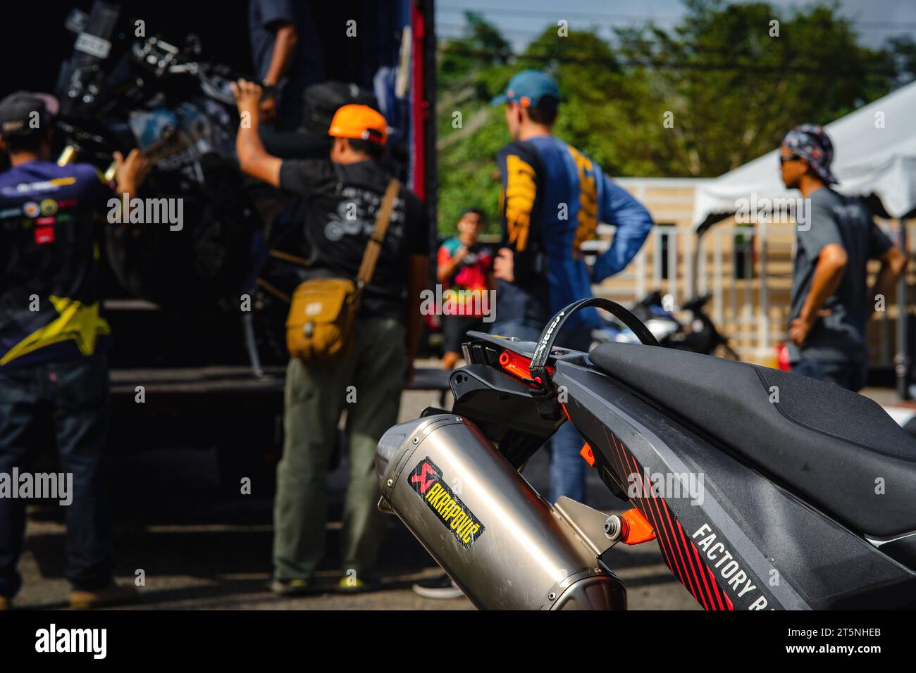 Pahang, Malaysia - 24. September 2022 Nahaufnahme einer Motorradkarosserie mit Personen, die das Motorrad auf dem LKW im Hintergrund transportieren. Stockfoto