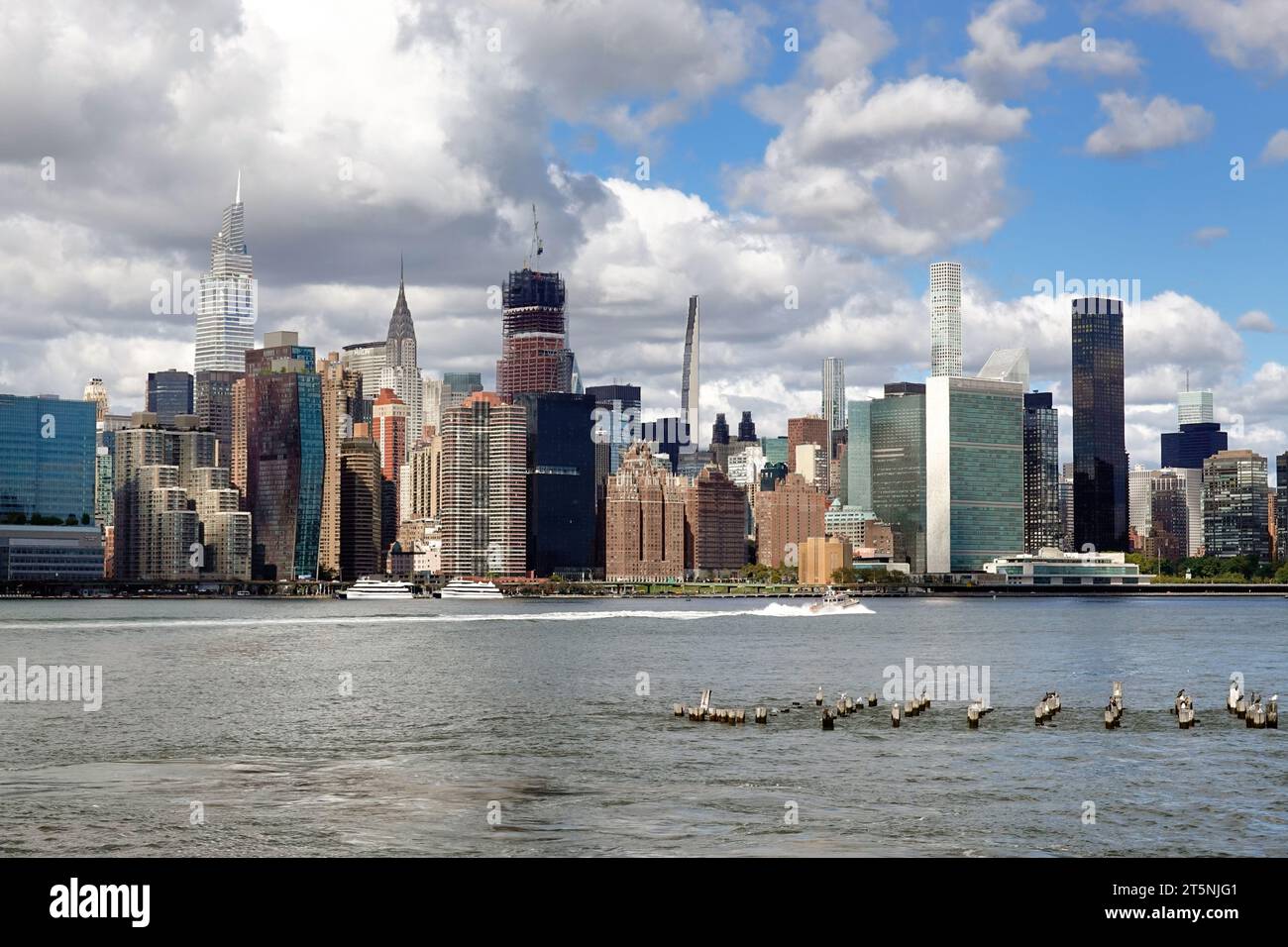 Der Blick auf Midtown Manhattan über den Hudson River von Greenpoint Stockfoto