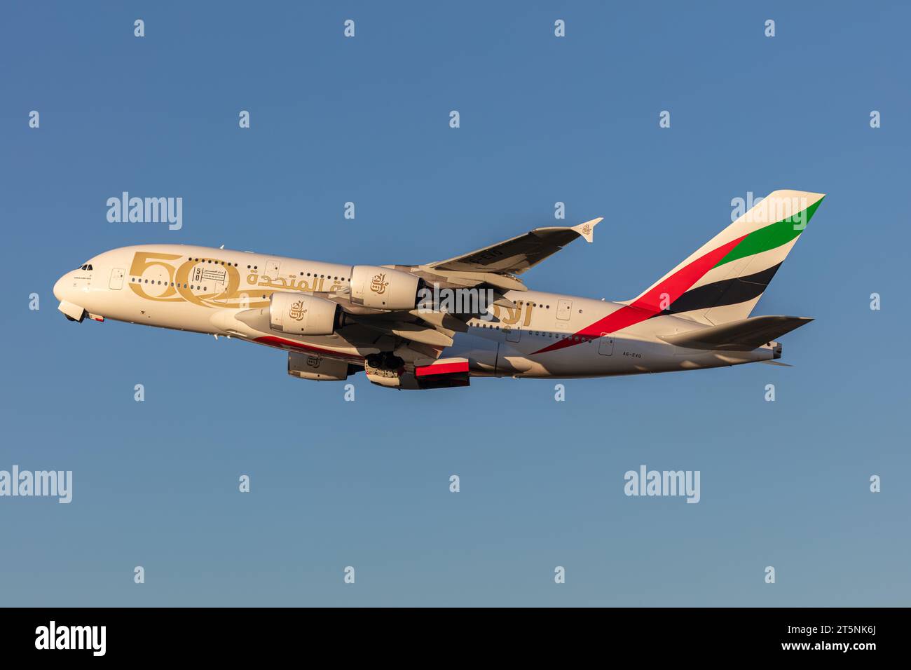 Emirates Airbus A380-842, Zulassung A6-EVO, Abfahrt London Heathrow (lhr) an einem sonnigen Herbstabend zur goldenen Stunde Stockfoto